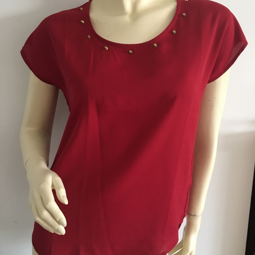 🔴 red high low cap sleeve top with gold studded neckline
